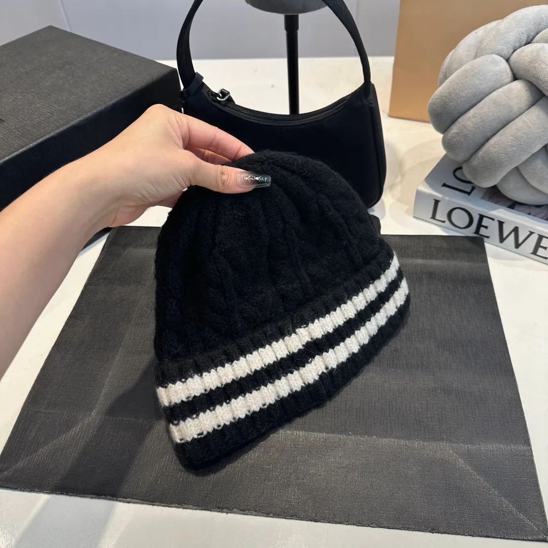 P60 Crow Heart Autumn and Winter Wool Knitted Beanie This must be the favorite of minimalism. It is clean, neat, fashionable and versatile, and will definitely not be picky about your face shape! A fashionable classic that lasts forever! Fashionable black and white can be purchased together!